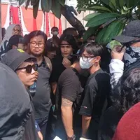 8 Potret Bintang Emon Sampaikan Orasi Menggelegar, Bakar Semangat Pendemo di Depan Gedung DPR