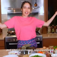 8 Potret Dapur Cinta Laura Dipakai Untuk Masak Sahur Buat Rawon