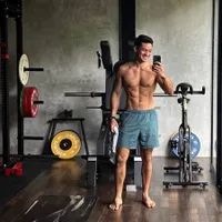 8 Potret Hot Daddy Andrew White Saat Nge-Gym, Pamer Tubuh Berotot dan Perut Six Pack yang Meresahkan