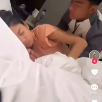 8 Potret Momen Bucin Azizah Salsha, Tak Mau Ditinggal Pratama Arhan Saat Pamit Berangkat Kerja - Padahal Sudah Dicium Meski Lagi Tidur