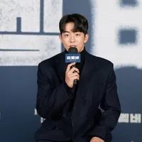 8 Potret Nam Joo Hyuk Bikin Heboh dengan Penampilan Baru, Lebih Kekar - Bahu Makin Bidang Saat Hadiri Preskon Film 'REMEMBER'