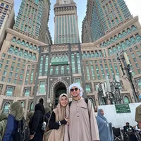 8 Potret Omesh dan Dian Ayu Akhirnya Bisa Umrah Bersama Setelah 10 Tahun Menikah, Saling Genggam Tangan Berdoa untuk Kelanggengan Rumah Tangga di Depan Ka'bah