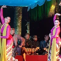 8 Potret Pagelaran Seni ‘Sukabumi 1980’, Dewi Gita Tampil Maskulin Bawakan Tarian Kandagan