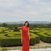 8 Potret Pevita Pearce Saat Kondangan Bareng Suami, Tampil Elegan dengan Dress Terracotta