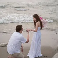8 Potret Shanice Margaretha Lie Dilamar Kekasih di Pantai, Romantis - Dapat Ucapan Selamat dari Sahabat