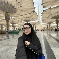 8 Potret Wika Salim Akhirnya Mampu Wujudkan Mimpi Ajak Orangtua Umrah, Dulu Hidup Susah Sampai Toilet Saja Tak Punya