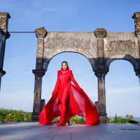 9 Pemotretan Terbaru Ashanty yang Bak Wonderwoman, Pakai Busana Merah Merona Nan Futuristik dan Rambut Bersusun Jadi Sorotan - Netizen: Apa Nggak Berat?