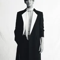 9 Potret Ganteng Kim Soo Hyun Jadi Model Majalah VOGUE Korea, Seksi Pamerkan Abs Hingga Paha