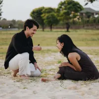 Agnes Naomi Dilamar Romantis di Tepi Pantai, Perjalanan Cinta Berujung Bahagia