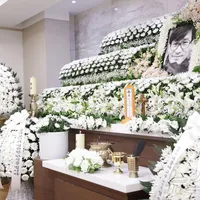 Ahn Sung Ki Meninggal Dunia, Lee Jung Jae & Jung Woo Sung Menetap di Rumah Duka