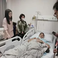 Bella Bonita Jenguk Penonton Konser Denny Caknan yang Kejatuhan Pagar di Surabaya