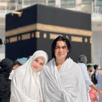 Charly Van Houten & Regina Irawan Rayakan Anniversary, 22 Tahun Bersama Dalam Suka Duka