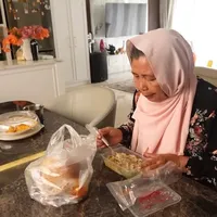 Dapur Rumah Arie Kriting dan Indah Permatasari, Desain Modern Minimalis