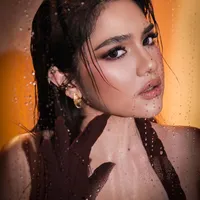 Davina Karamoy Tampil Glamour dan Penuh Percaya Diri di Pemotretan Terbaru