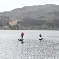 Ditto Percussion Ajak Anak Paddle Board di Jepang, Seru Pose di Tengah Danau