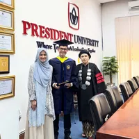Dude Harlino Wisuda Didampingi Alyssa Soebandono, Jadi Dosen di Almamater