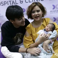 FOTO Bahagia, Mytha Lestari dan Barry Kenalkan Anak ke Awak Media