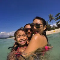 FOTO: Berbikini di Pantai, Dominique Diyose Rayakan Ultah Anak