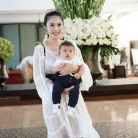 FOTO: Gaya Sandra Dewi Usai Jadi Ibu, Tetap Cantik & Elegan!