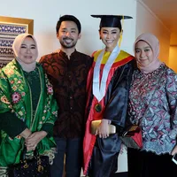 FOTO: Momen Wisuda Whulandary Herman Dapat Gelar Sarjana Hukum