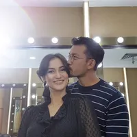 FOTO So Romantic! Potret Kemesraan Rio Dewanto & Atiqah Hasiholan
