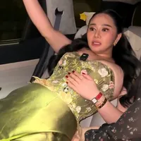 Gaun Denise Chariesta di Pernikahan Nathalie Holscher Bikin Gak Bisa Duduk