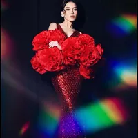Gaya Ayu Ting-Ting di Anugerah Dangdut Indonesia Awards 2025, Menyala dengan Gaun Merah