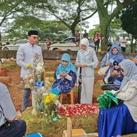 Ibu Vidi Aldiano Rutin Ziarah Hingga 40 Hari, Kenang Lagu 'Mama' yang Sering Jadi Candaan