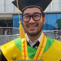 Jeje Ritchie Ismail Wisuda S1 dan Resmi Jadi Sarjana, Siap Lanjut Kuliah S2