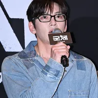 Ji Chang Wook Pakai Denim di Showcase Film 'COLONY', Gemas Tirukan Zombie