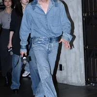 Ji Chang Wook Pakai Denim di Showcase Film 'COLONY', Gemas Tirukan Zombie