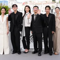 Jun Ji Hyun - Ji Chang Wook Bintang 'COLONY' di Red Carpet Cannes Film Festival