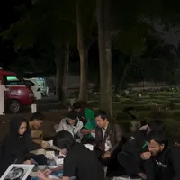 Karina Ranau Sahur Pertama di Makam Epy Kusnandar Bareng Anak dan Karyawan