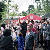 Luna Maya Turun Langsung Bantu Korban Banjir Sumatera, Sampai Harus Menyebrang Pakai Sling Baja