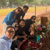 Mahalini Ziarah ke Makam Vidi Aldiano Bareng Geng Guyub
