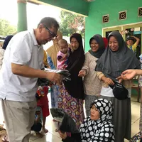 Meriah! Deddy Mizwar Bagi-Bagi Kaos Dan Topi Untuk Warga Bekasi