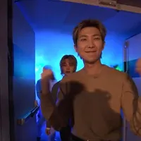 Momen BTS Hadir di The Tonight Show dan Beri Jimmy Fallon Sandal yang Serasi 
