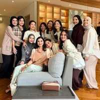 Nia Ramadhani Rayakan Ultah Bareng Geng Cendol, Tiup Lilin Bertiga