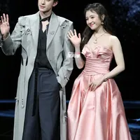 Pasangan di Red Carpet Weibo Night 2025, Zhang Linghe Gandeng Song Zuer