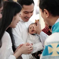 Pembaptisan Baby Raphael Anak Sandra Dewi, Syahdu Penuh Bahagia