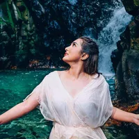 Photoshoot di Air Terjun, Ashanty Secantik Bidadari Dari Kayangan