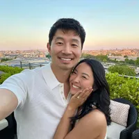 Potret Aktor Marvel Simu Liu Resmi Lamar Kekasih di Paris, Romantis dengan Latar Menara Eiffel
