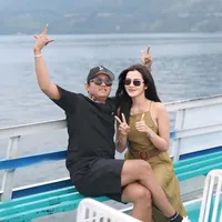 Potret Denny Caknan dan Bella Bonita Liburan di Danau Toba, Boncengan Main Jetski