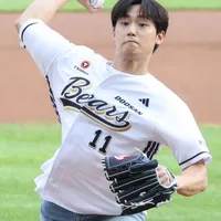 Potret Ganteng Lee Do Hyun Lempar Ceremonial Pitch di Pertandingan Doosan Bears
