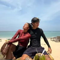 Potret Gaya Liburan Olla Ramlan dan Tristan Molina di Pantai, Backflip dan Split Santai