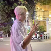 Potret Haechan NCT 127 Ikutan Melokal Jadi Anak Jaksel, Nyoba Foto di Kawasan Senopati