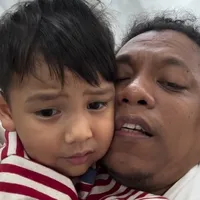 Potret Hangat Kedekatan Arie Kriting Bersama Sang Putra Naka