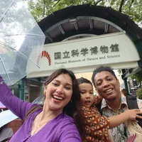 Potret Indah Permatasari dan Arie Kriting Liburan ke Jepang, Pakai Kebaya dan Batik