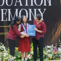 Potret Kelulusan Putri Sheila Marcia, Tampil Cantik Dirias oleh Kakak Sendiri 