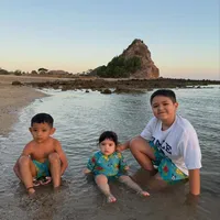 Potret Liburan Jessica Iskandar & Vincent Verhaag bareng Tiga Anak di Pantai Lombok